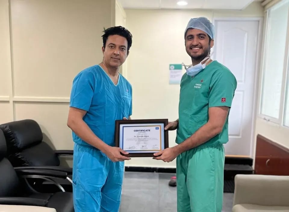 Dr. Dipen Ariwala receiving a fellowship certificate at Manipal Hospitals